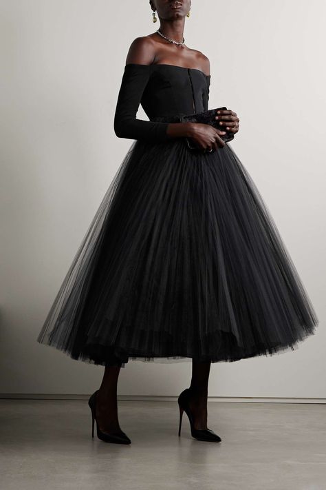 Carolina Herrera Gown, Tulle Skirts Outfit, Pleated Tulle, Crepe Gown, High Fashion Outfits, Classy Dress Outfits, Hello Beautiful, Carolina Herrera, Elegant Outfit