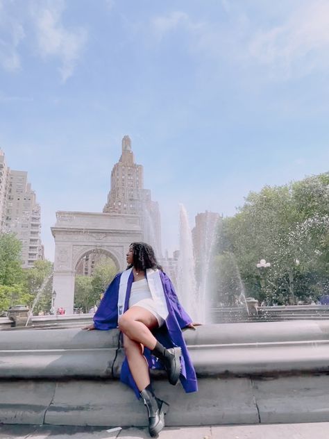 Graduation Pictures Park, Nyu Graduation Pictures, Nyc Graduation Photos, City Graduation Pictures, Black Women Graduation Pictures, Nyu College, College Graduation Outfit, Nyu Graduation, Outfit Inspo Nyc