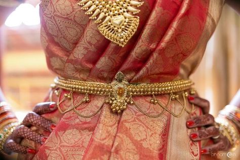 12 Kamarbandh Designs We are Going CRAZY Over! | ShaadiSaga Gold Maharashtrian Jewellery, Marathi Gold Jewellery, Maharashtrian Bride Jewellery Gold, Gold Kamarbandh Design, South Indian Kamarbandh, Kamarbandh Jewellery Gold, Waist Belt Gold Indian Jewellery, Golden Kamarbandh, Gold Waist Belt