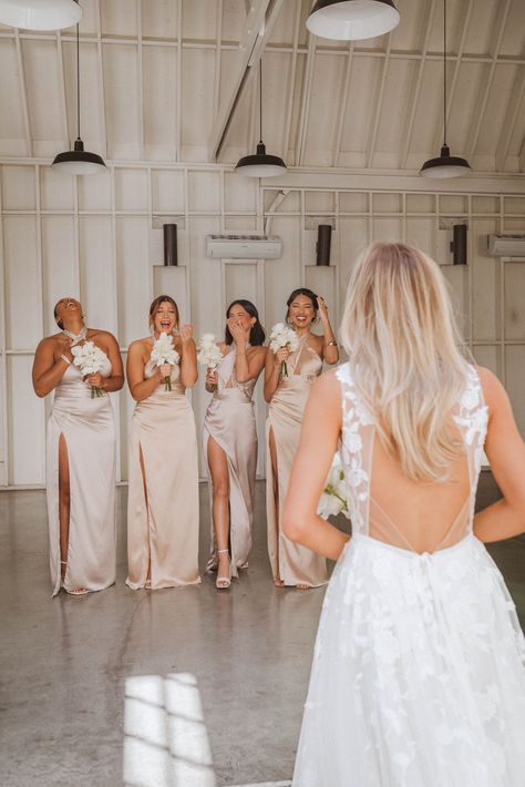 Bride With Bridesmaids Pictures Cute Ideas, Bridesmaid Reaction Photo, Wedding Day Photography Bridesmaids, Bridesmaid First Look Photos, Wedding Photography Bride And Bridesmaid, Bridesmade Photos Wedding Pics, Wedding Picture Ideas With Bridal Party Getting Ready, Wedding Bride Pictures, Bridesmaid Dresses Hanging Picture Ideas