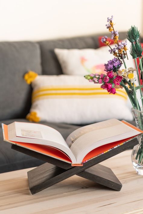 Build this DIY coffee table book stand with just two wooden boards and a circular saw! Perfect for beginners, this versatile project can be used to display books on a coffee table, shelf, or even in the kitchen for a cookbook. Stylish, functional, and easy to make—get the full tutorial and plans. Diy Wood Book Stand, Diy Book Stand, Woodwork Workshop, Things To Make To Sell, Bible Stand, Outdoor Wood Projects, Woodworking Projects For Beginners, Display Books, Diy Woodworking Projects