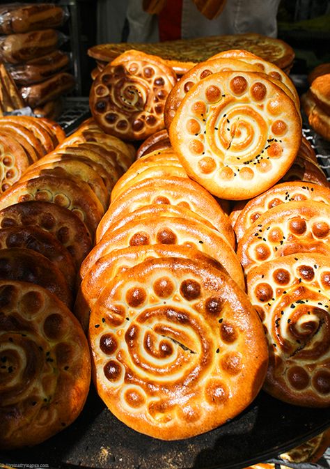 Iran: From Oven to Mouth.- fab post by @Arva Ahmed I'm drooling... Iranian Bread, Iranian Cinema, Arabisk Mad, Persian Desserts, Iranian Culture, Persian Kitchen, Iran Food, Iranian Recipes, Iranian Cuisine