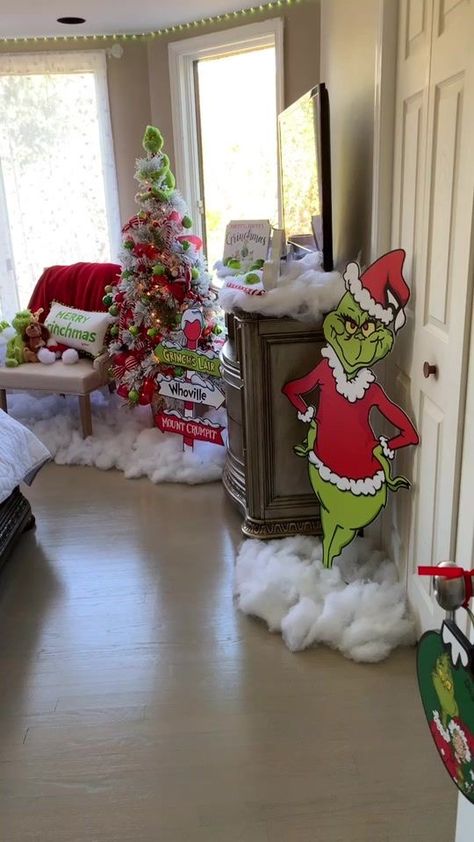 Grinch Christmas Room Decor, Grinch Christmas Bedroom Decor, Whoville House Decorations, Grinchmas Home Decor, Grinch Themed Christmas Decorations, Grinch Christmas Room, The Grinch Room Decor, The Grinch Bedroom Decor, Grinch Room Decor Ideas