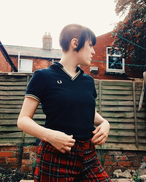 Fred Perry Girls 5632 Skinhead Girl, Rude Girl, Hair Girl, Daniel Wellington, Girl Hairstyles, Chelsea, Hair, Instagram, Chelsea Fc