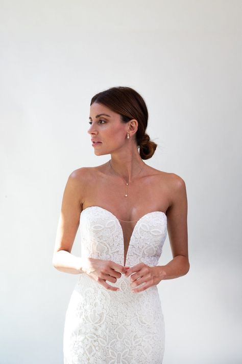 Strapless Dress Necklace, Strapless Wedding Dress Jewelry, Simple Wedding Dress Strapless, Bride Hair Down, Wedding Dress Necklace, Wedding Accessories For Bride, Wedding Dress Jewelry, Wedding Bride Jewelry, Wedding Dress Guide