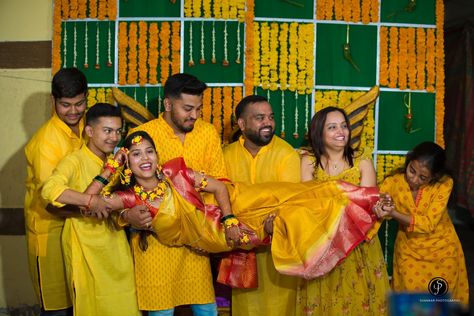 Shankar makawar photography 9963000485 Haldhi Stills Bride Groom, Haldi Group Poses, Haldi Poses For Bride With Friends, Haldi Photoshoot With Friends, Haldi Stills, Haldi Photography Ideas, Haldi Look For Bride, Haldi Pose, Groom Haldi