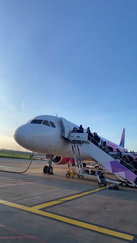 Wizz air, london Air Up, Dog Ram, Wizz Air, London Airport, Air Port, Iphone Screen Repair, United Air, Airport Pictures, Credit Card App