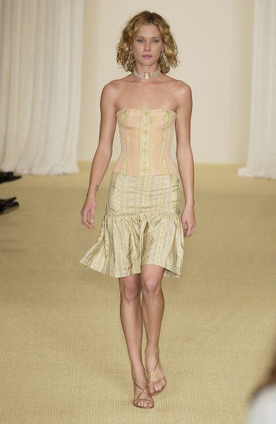 Ralph Lauren Runway, 2003 Runway, Runway Inspiration, Designer Skirt, Skirt Inspiration, 90s Runway Fashion, Runway Fashion Couture, New York Spring, Runway Pictures