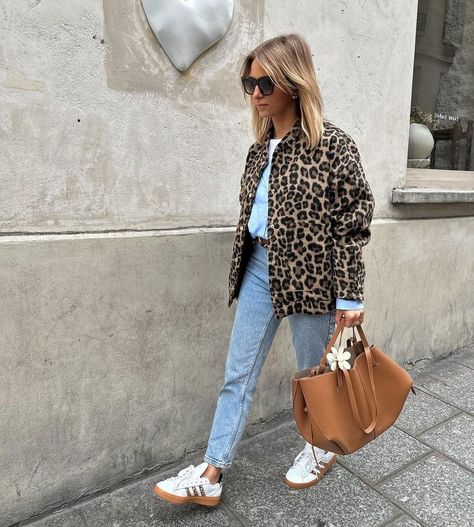 Leopard Shacket Outfit, Leopard Jacket Outfit, Leopard Vest, Shacket Outfit, Curvy Casual Outfits, Parisian Look, Leopard Jacket, Mum Fashion, Sassy Outfit