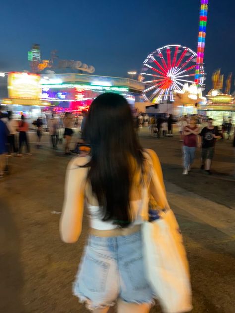 Carnival Photo Shoots, Amusement Park Outfit, Fair Pictures, Park Outfit, Theme Park Outfits, Fair Outfits, Summer Fair, Fest Outfits, Outfit Night