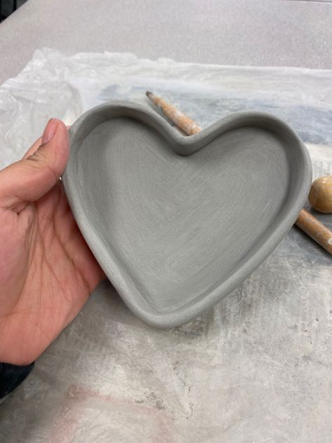 Clay Heart Dish, Sculpting Projects, Heart Diy Crafts, Clay Jewellery Holder, Heart Shaped Dish, Heart Pottery, Clay Candle Holders, Young Miko, Buttercream Cake Decorating