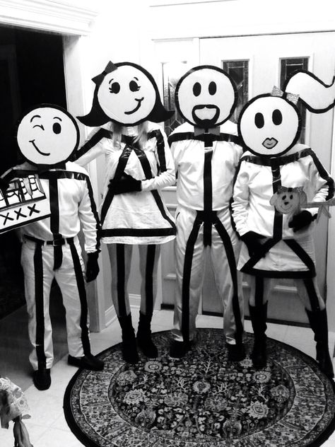 DIY Stick Figure Halloween Costume Idea Stick Figure Halloween Costume, Family Costumes For 3, 3 People Halloween Costumes, Stick Figure Costume, Family Costumes Diy, Best Group Halloween Costumes, Baby Kostüm, Halloween Costume Contest, Boy Halloween Costumes