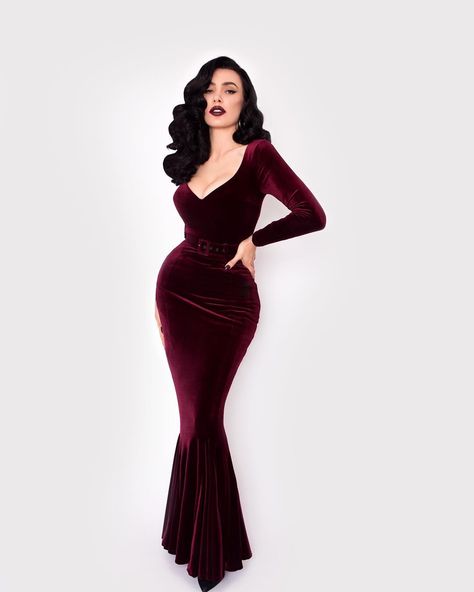 #gorgeous Break all the hearts in our velvet Oxblood Black Marilyn Gown for #Valentinesday. Shop sizes XS -… Stile Pin Up, Dita Von, فستان سهرة, Wiggle Dress, Look Vintage, Dress Cuts, Mode Vintage, Kate Moss, Fancy Dresses