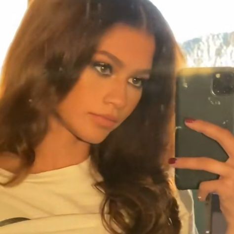 Zendaya Mirror Selfie, Zendaya Selfie, Mirror Selfie Icon, Selfie Icon, Marvel Photo, Paul Walker, Movie Collection, Fitness Beauty, Selfies