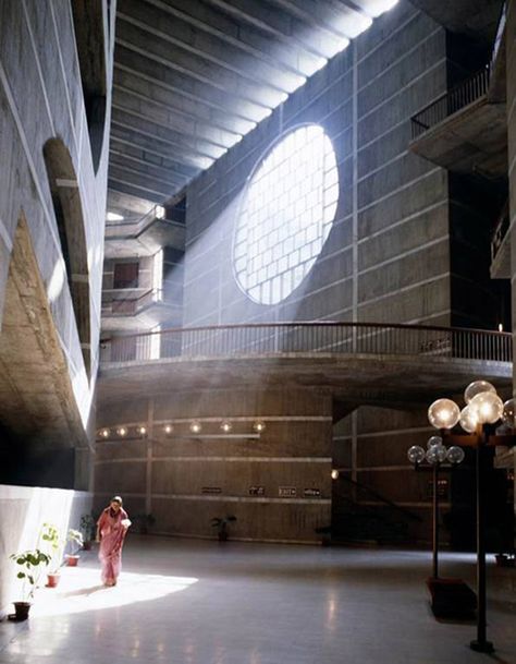 Louis Kahn, Architectural Lighting Design, Timeless Architecture, Norman Foster, Walter Gropius, Backyard Lighting, Cultural Architecture, Houses Of Parliament, Luz Natural