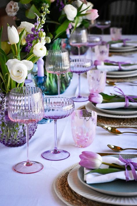 The perfect wedding/ easter table decor brought to you from Sipped Ltd. www.sipped.ltd Lilac Table Setting, Pink Purple Party, Purple Table Settings, Easter Dinner Table, Table Rose, Spring Table Settings, Purple Easter, Easter Table Decor, Purple Table