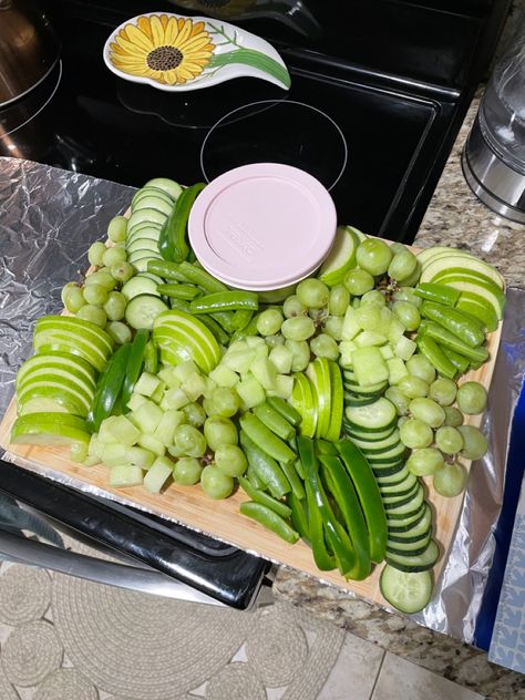 Fruits, veggies and guacamole in the container All Green Veggie Tray, Green Food Charcuterie Board, Green Picnic Food, Green Color Foods For Party, Green Food Platter, Green Theme Food Ideas, Green Color Theme Party Snacks, Green Themed Charcuterie Board, Green Themed Food Board