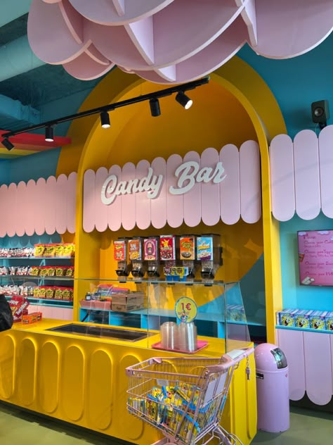 Candy Store Design Sweet Shops, Candy Display Store, Candy Booth Ideas, Ice Cream Booth Design, Shop Counter Table Design, Candy Shop Ideas, Ice Cream Store Aesthetic, Snack Bar Design, Candy Shop Aesthetic