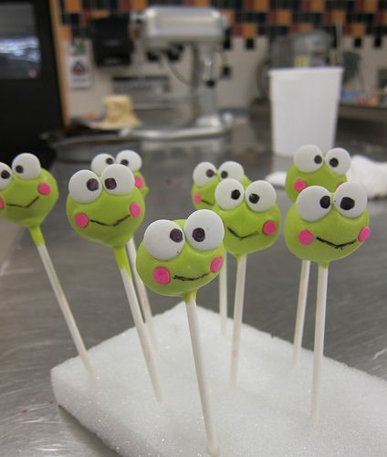 Keroppi cake pops love love love !!!!!!! Keroppi Cake, Frog Birthday Party, Frog Cake, Pork Chop Recipes Baked, Pop Cupcakes, Hello Kitty Birthday Party, Cake Pop Recipe, Superbowl Party Food, Hello Kitty Party