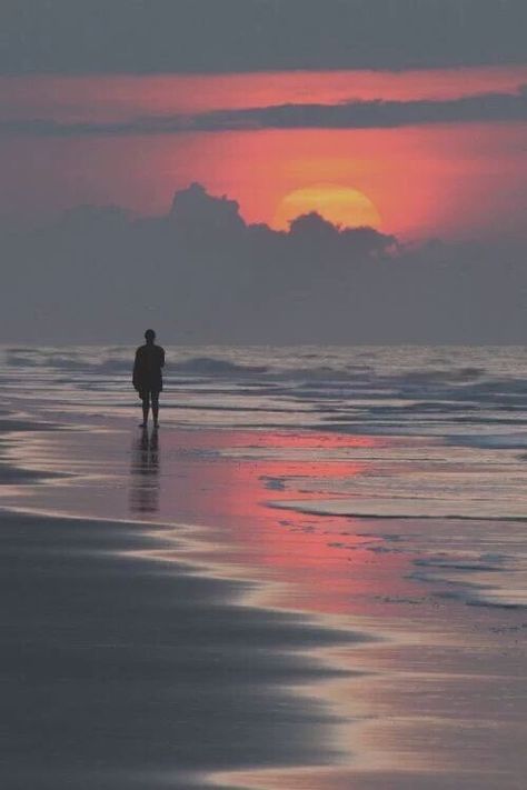 Upotettu kuva Sunrise Ocean, Walking On The Beach, Image Nature, I Love The Beach, Tableau Art, Sunrise Beach, Sunset Beach, Beach Walk, Beautiful Sunset