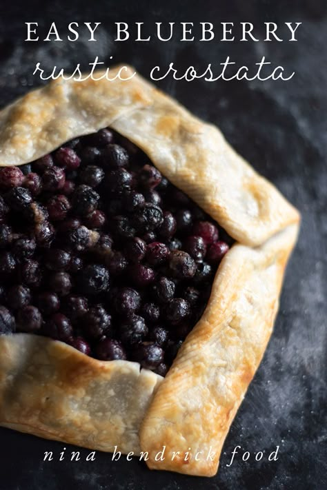 Get the recipe for this Blueberry Crostata (or galette) made from fresh blueberries. This tart is like making a pie, but way easier! #easydesserts #blueberrycrostata #blueberry Blueberry Galette, Crostata Recipe, Apple Galette, Galette Recipe, Dessert Simple, Dessert Aux Fruits, Easy Blueberry, Homemade Pie Crusts, Blueberry Pie