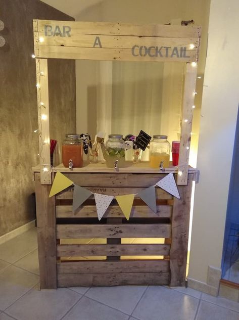 #bar #cocktail #palette Pallet Cocktail Bar, Pallet Party Ideas, Coachella Wedding, Candy Bar Comunion, Backyard String Lights, Deco Champetre, Field Wedding, Country Wedding Decorations, Boho Picnic