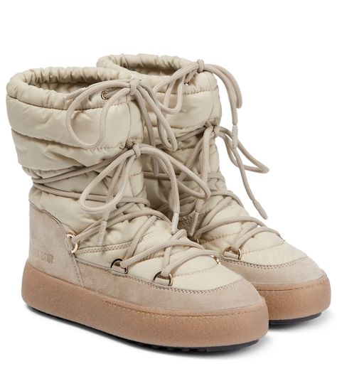 Winter Shoes For Snow, Aesthetic Snow Boots, Cute Snow Shoes, Hunter Snow Boots, Snow Shoes Outfit, Winter Boots 2024, Snow Boots Aesthetic, Low Moon Boots, Trendy Winter Boots