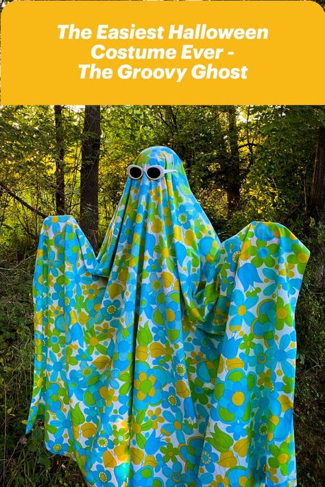 Let’s create the easiest Halloween costume ever, a groovy ghost. The ghost trend has been going around for a few years but instead of using a white sheet you use a flower power 1970s vintage floral sheet. This DIY is such an easy Halloween costume for men, women, teens, kids, couples and a group. It’s great for trick or treating, a costume party or a fall photoshoot idea. Diy Vintage Halloween, Ghost Costume Women, Hippie Costume Diy, Sheet Costume, Ghost Trend, Groovy Ghost, Diy Ghost, Pom Wreath, Easy Halloween Costume