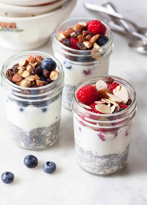 Grab-and-Go Oatmeal Chia Cups Recipe Oatmeal Cups With Yogurt And Fruit, Chia Cups, Oatmeal Ideas, Mason Jar Breakfast, Night Oats, Mason Jar Recipe, Chia Breakfast, Food Planning, Oat Bowls