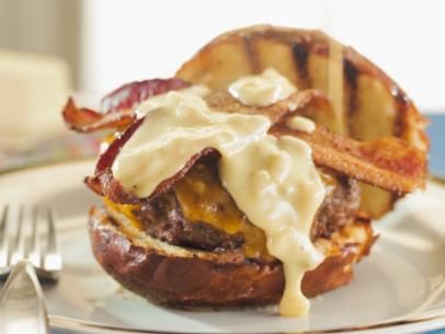 Butter Burger with Beer Cheese Sauce and Bacon Trisha's Southern Kitchen, Butter Burger, Beer Cheese Sauce, Trisha Yearwood Recipes, Butter Burgers, Creamed Beef, Beer Bacon, Drink Recipe Book, Bacon Recipe