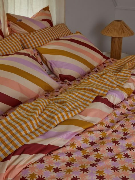 Colorful Layered Bedding, Bold Bedding Ideas, Eclectic Mid Century Bedroom, Cute Duvet Cover, William Morris Bedding, Mixed Pattern Bedding, Multicoloured Bedding, Purple And Orange Bedroom, Artsy Dorm Room