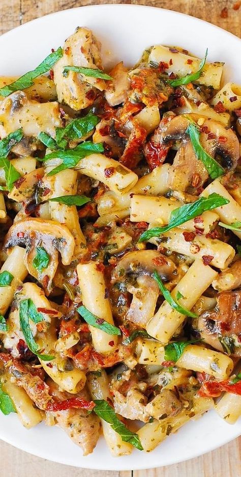 Julia's Album, Chicken Mushroom Pasta, Pasta With Mushrooms, Chicken Pesto Pasta, Creamy Pesto Sauce, Pasta Alfredo, Chicken Pesto, Creamy Pesto, Easy Chicken Dinner Recipes