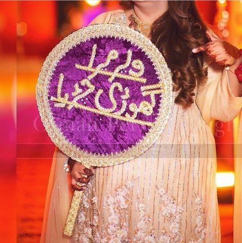 Pakistani Mehndi Decor, Mehndi Decoration Ideas, Bride Fashion Photography, Mehndi Function, Props Ideas, Bridesmaid Poses, Pakistani Mehndi, Bridal Gift Wrapping Ideas, Desi Wedding Decor