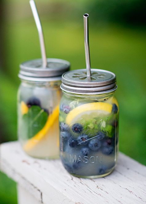 Mason Jar Beach Beverages Microwave Caramel Corn, Mango Vodka, Mason Jar Cocktails, Blueberry Vodka, Lobster Bake, Mason Jar Drinks, Basil Lemonade, Kid Friendly Drinks, Lemonade Cocktail