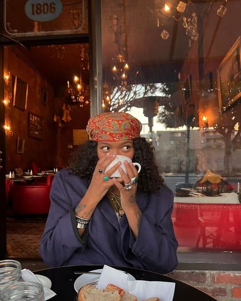 Coffee Selfie Aesthetic, Dronme Instagram, People Doing Stuff, Photo With Book, Boho Black Women, Mood Pictures, Looks Street Style, Book Reviews, Inspiration Mode