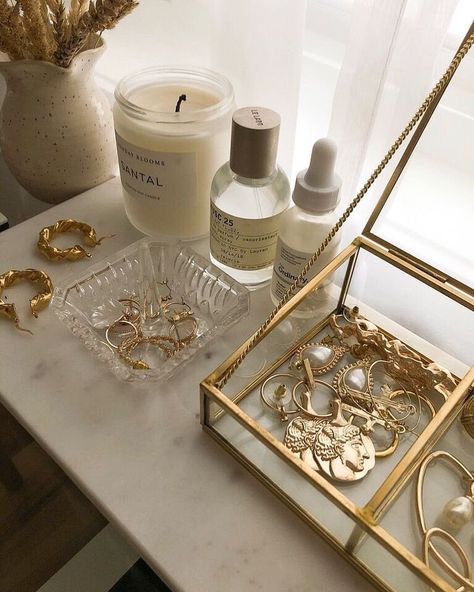 that's so haute on Twitter: "les détails… " Gold Aesthetic, Vanity Decor, Beige Aesthetic, Aesthetic Bedroom, Room Aesthetic, Bedroom Inspo, Aesthetic Room Decor, My New Room, Aesthetic Room