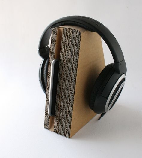 Diy Headphone Holder, Wooden Speaker Stands, Diy Headphone Stand, Diy Headphones, Wooden Speakers, Record Room, Earbud Holder, Headphone Stand, Headphone Holder