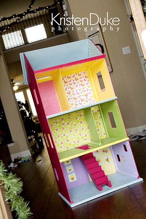 Check out this Dollhouse! Reminds me of my childhood. One year for Christmas my dad built me the most awesome miniture doll house ever! That year my sister got the Barbie magical mansion, cause Barbies were her thing. I so wish I still had that doll house dad built so I could pass it along to my girls. Love the modern, and fun colors used in this doll house. Dollhouses Diy, Diy Barbie House, Dollhouse Diy, Handmade Dollhouse, Dollhouse Projects, Barbie Doll House, Barbie House, House Made, Doll Furniture