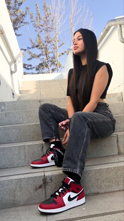 Air Jordan Dunk Low, Jordans Women Outfit, Air Jordans Women Outfit Style, Air Jordan 4 Red Thunder, Jordan Dunk Low, Dunks Outfit Woman, Jordan 1 Retro High Obsidian, Jordan 4 Red Thunder, Jordan Outfit Women