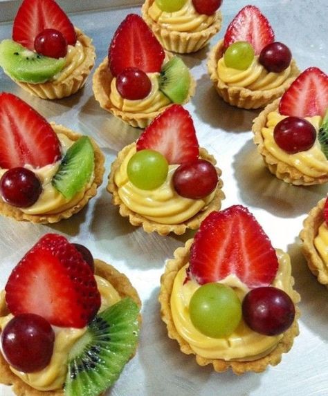 Fruit Pie Recipe, Breakfast Brunch Party, Mini Fruit Tarts, Tea Party Sandwiches, Cheesecake Bites Recipe, Fruit Platter Designs, Dessert Presentation, Tart Dessert, Party Food Buffet