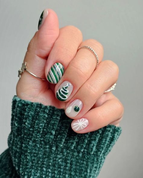 8. Green and White Stripes with Christmas Tree Details Green Stripe Nails, Nails With Stripes, Beginner Nails, Stripe Nail Art, Gift Wrap Design, Red Nails Glitter, Nail Art Stripes, Festive Nail Art, Holiday Nail Designs