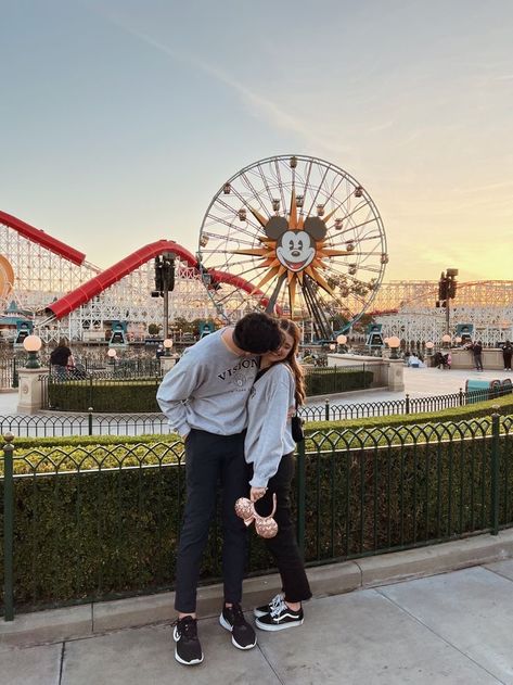 Disney Couple Pictures, Theme Park Date, Disneyland Photo Ideas, Disney Poses, Paris Couple, Teenage Romance, Disneyland Outfits, Disney Orlando, Travel Pictures Poses