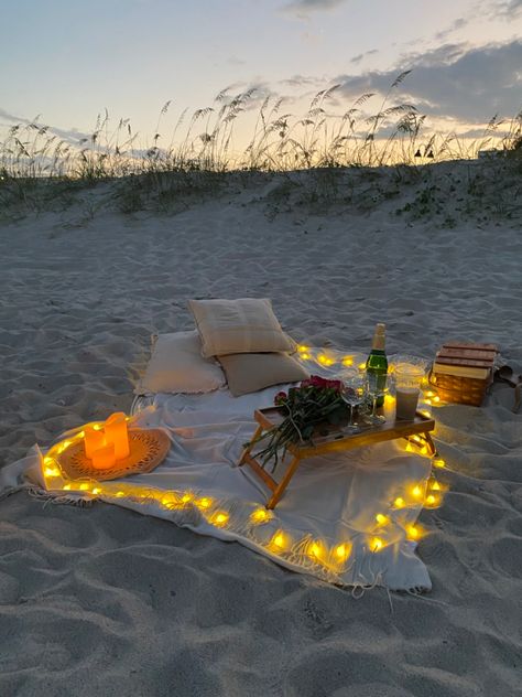 Romantic Beach Picnic, Engagement Pictures Beach, Best Island Vacation, Proposal Pictures, Romantic Date Night Ideas, Beach Proposal, Camping Set Up, Picnic Decorations, Cute Date Ideas