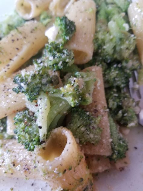 Rigatoni With Broccoli Rigatoni Recipes Vegetarian, Rigatoni And Broccoli Recipes, Chicken Broccoli Rigatoni, Rigatoni Vegetarian, Veggie Rigatoni, English Breakfast Sausage, Football Dip Recipes, Greek Salad Recipes, Broccoli Recipe