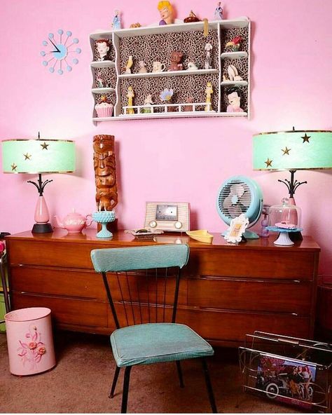 1,122 Likes, 16 Comments - Unique boutique of cuteness (@vinnieboyvintage) on Instagram: “Love this who's with me?? ‍♀️‍♀️‍♀️ . . #retrolove #atomic #pinup #vintagepinup #pinupstyle…” 50s Lounge, 50s Room Decor, Beach Bungalow Decor, 50s Room, 1950s Living Room, Quirky Apartment, Atomic Decor, Bungalow Decor, Mid Century Vanity