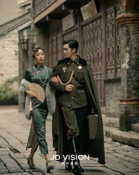 Chinese Couple Photoshoot, Chinese Prewedding, Chinese Wedding Outfits, 1920s Shanghai, Retro Future Fashion, Chinese Wedding Photos, Old Shanghai, Wedding Photo Studio, Chinese Aesthetic