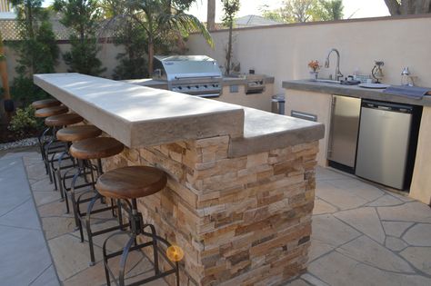 A large bbq/counter combo for entertaining large groups! Outdoor Kitchen With Bar, Kitchen With Bar, Bar En Plein Air, Outdoor Bbq Area, Outdoor Grill Station, Lights Patio, Outdoor Kitchen Decor, Outdoor Kitchen Bars, Outdoor Patio Bar