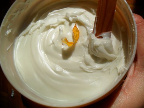 How to Make Galen’s Cold Cream – Flora & Pomona Homemade Cold Cream Skin Care, Cold Cream Recipe, Diy Cold Cream, Diy Night Cream Anti Aging, Diy Apothecary, Diy Night Cream, Diy Toiletries, Ponds Cold Cream, Herbal Health