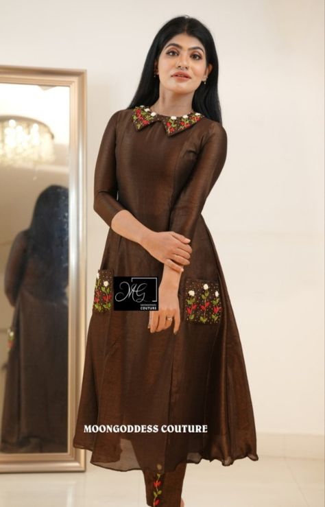 Collar Neck Dress Designs, Dress Materials Stitching Designs Latest, Abroad Fashion, Full Frock, Kurti Neckline, Cotton Dress Pattern, Straight Cut Dress, Cotton Jackets Women, Simple Frock Design