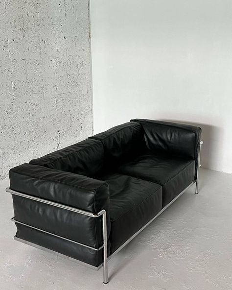 Black Home Aesthetic, Bauhaus Sofa, Bauhaus Aesthetic, Bauhaus Interior Design, Corbusier Furniture, Bauhaus Interior, Retro Interior Design, Small Living Room Ideas, Future Apartment Decor